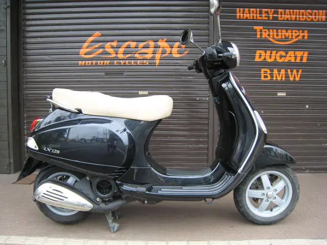 VESPA LX125 | Escape Bike