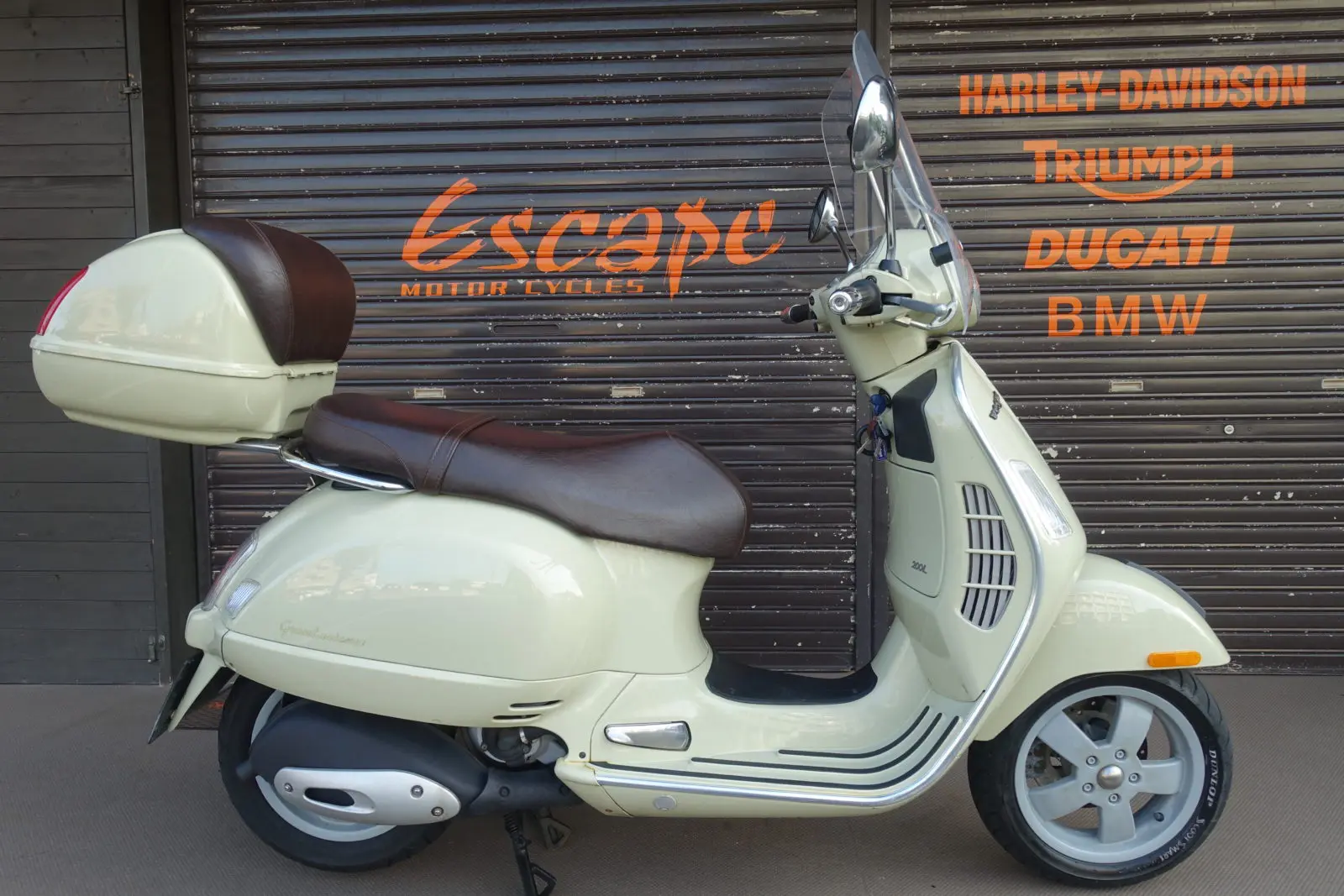 VESPA GT200L ベージュ 純正リアボックス | Escape Bike