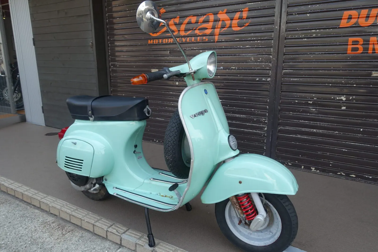 VESPA 50S 前後ビチューボサス、ポリーニチャンバー | Escape Bike