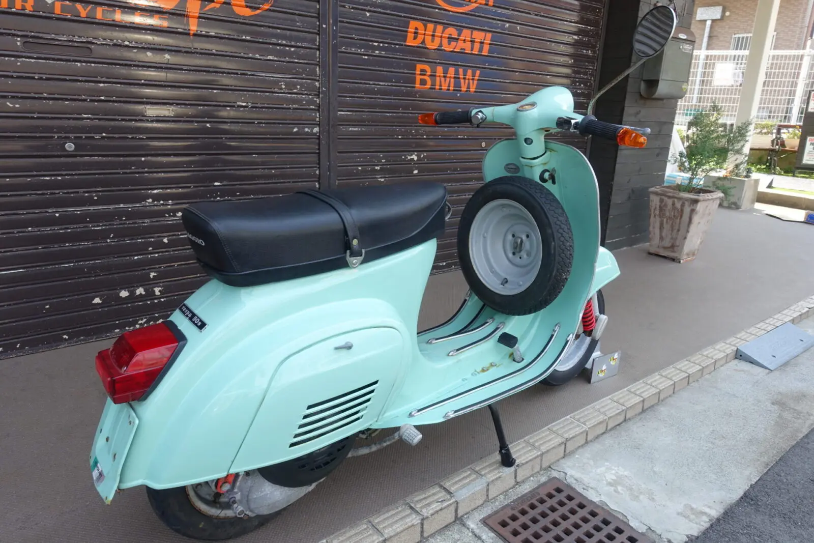 VESPA 50S 前後ビチューボサス、ポリーニチャンバー | Escape Bike