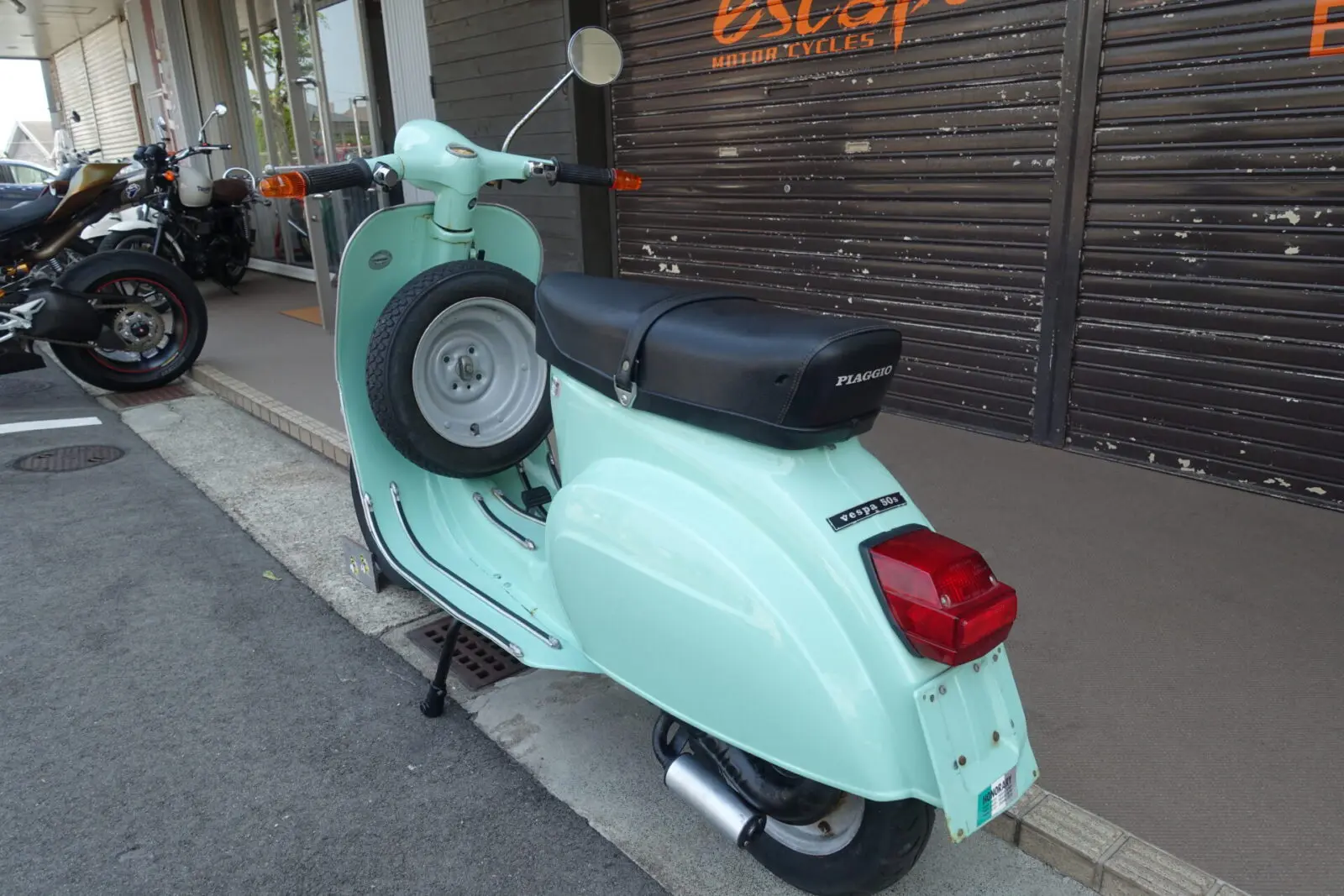 VESPA 50S 前後ビチューボサス、ポリーニチャンバー | Escape Bike